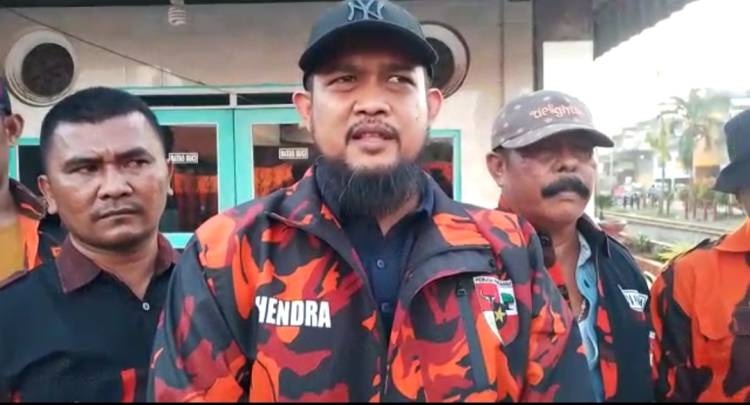Ketua PAC PP Belawan Memprotes Pemotongan Plang Di Pinggir Jalan