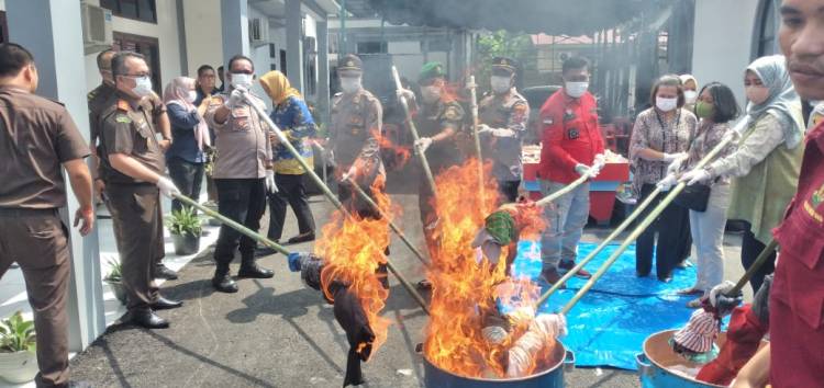 Kejaksaan Pancurbatu Musnahkan Barang Bukti