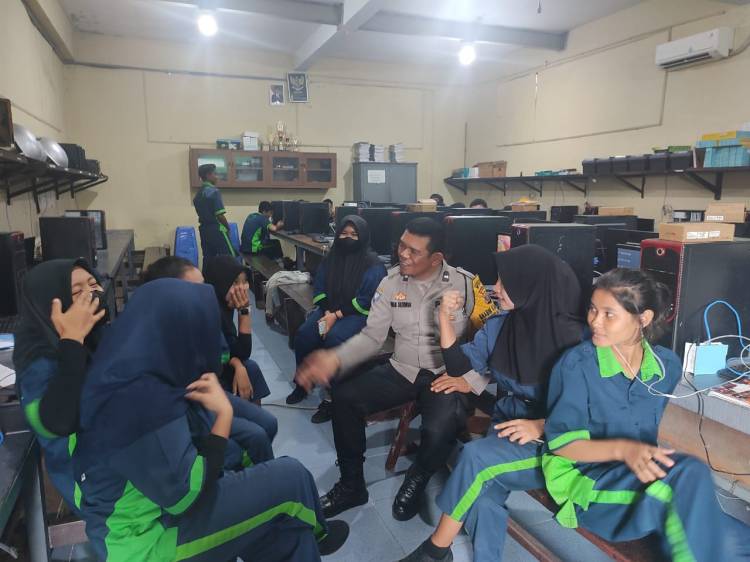 Bhabinkamtibmas Polsek Medan Baru Beri Motivasi kepada Siswa Siswi Pelajar