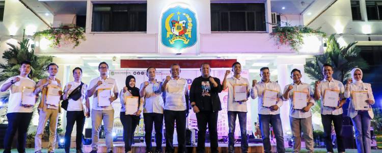 Bobby Nasution Serahkan Sertifikat profesi kepada komunitas Fotografi di Beranda Kreatif