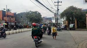 Warga Keluhkan Saparator di Jalan Karya Wisata