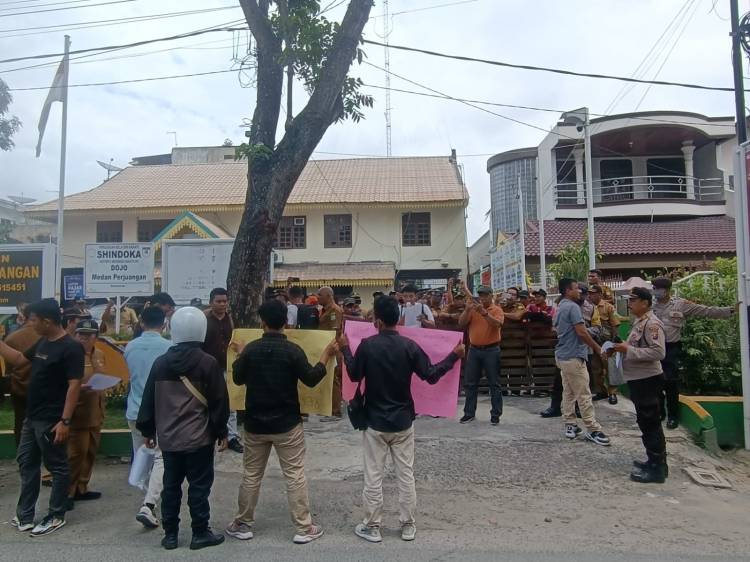 Mahasiswa Unjukrasa Dugaan Korupsi Dana Kelurahan Medan Perjuangan