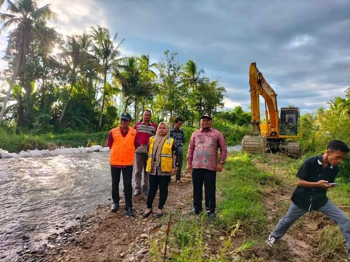 Pemkab Madina Kerahkan Alat Berat Perbaiki Dua Tanggul Jebol di Kecamatan Siabu