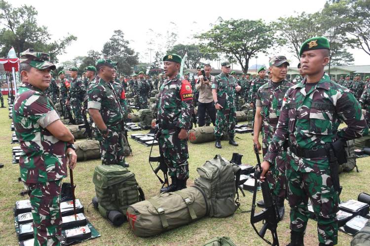 Mayjen TNI A Daniel Chardin Dampingi Mayjen TNI Ainur Rahman Lakukan Riksiapops Satgas Yonif 125/Si'mbisa