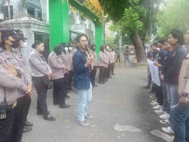 BEM - SI Serukan Pemakzulan Jokowi di Depan Gedung DPRD Sumatera Utara