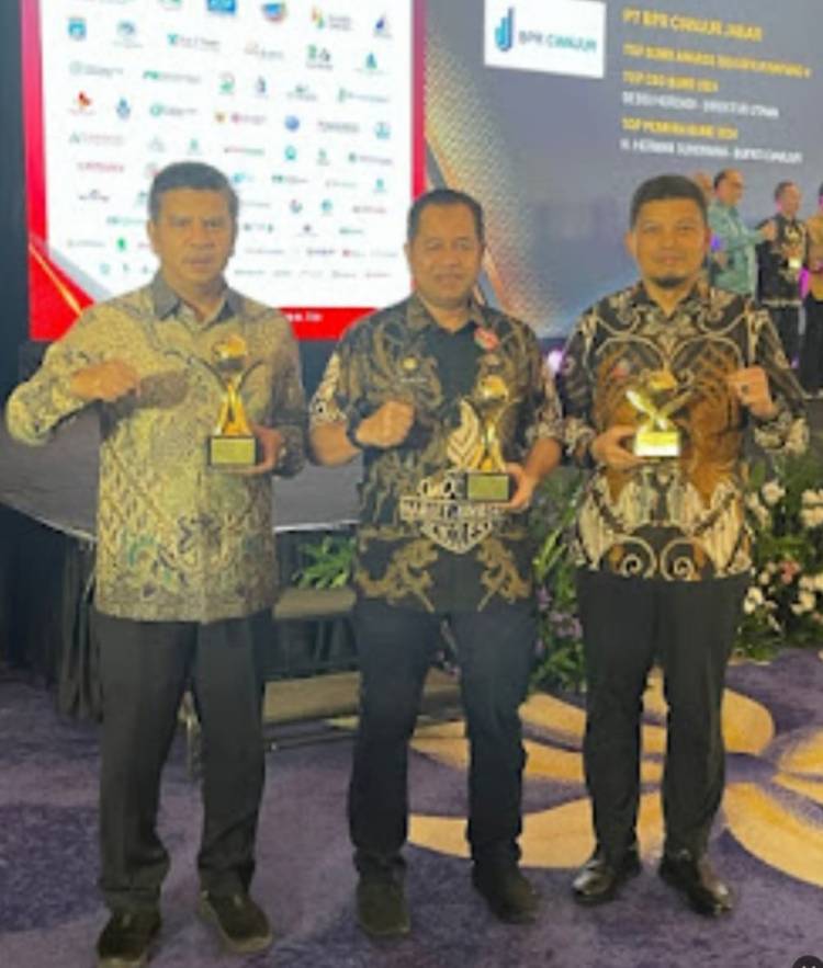 Pj Gubsu Raih TOP Pembina BUMD Perumda Tirtanadi Raih TOP BUMD Awards 2024