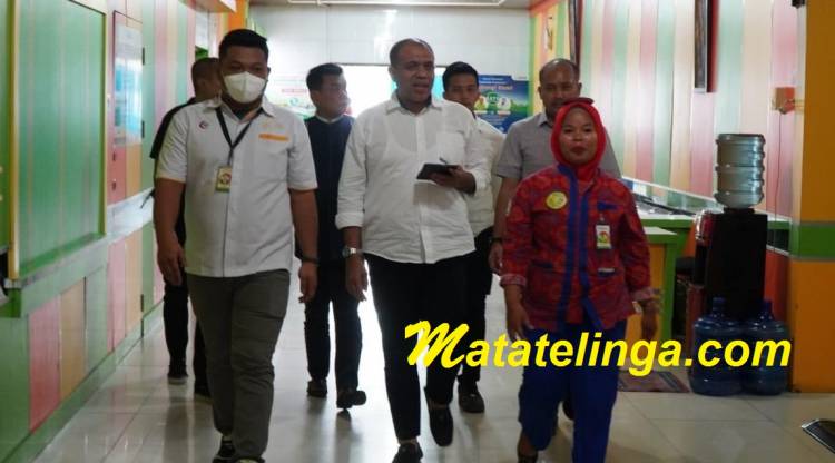 Pj. Bupati Langkat Faisal Hasrimy Menyempatkan waktu, menjenguk Staf Dinas Kominfo yang terkena serangan jantung