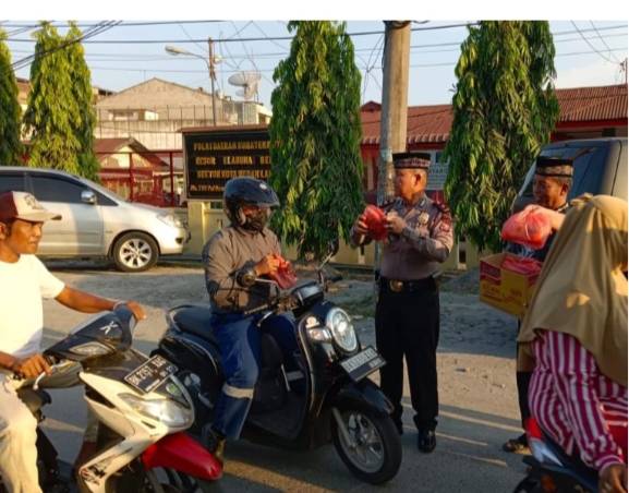 Bagikan Takjil Gratis sebagai Wujud Kepedulian Polres Pelabuhan Belawan di Bulan Ramadhan