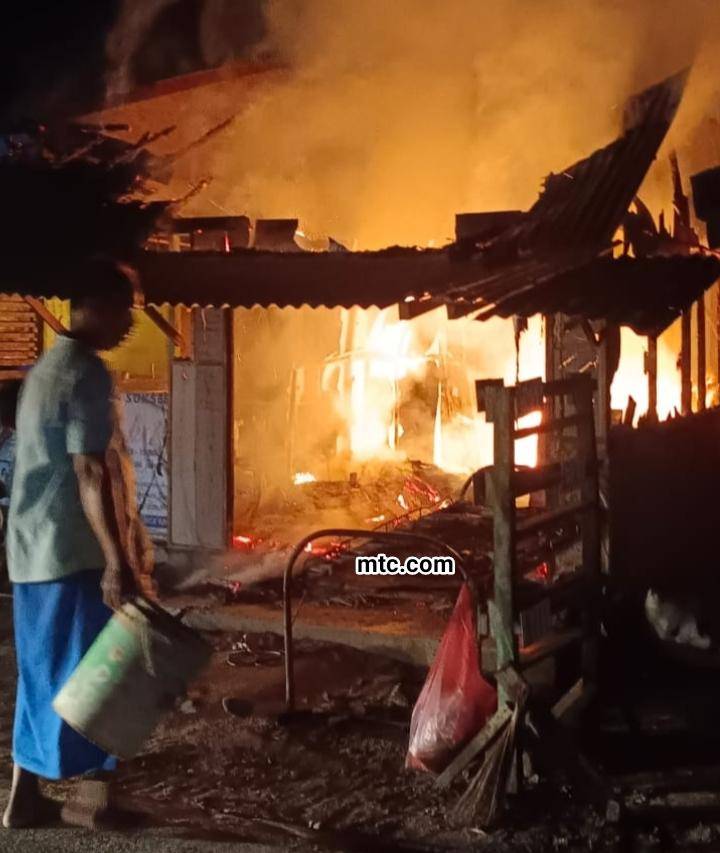 Jelang Sahur Warung Milik Sari Dewi Dilalap Sijago Merah