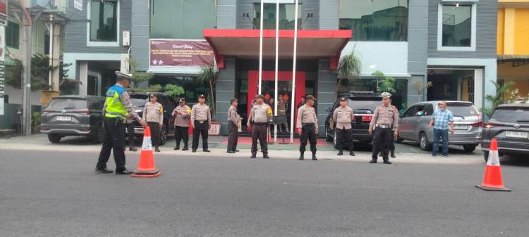 Polisi Kawal Proses Penghitungan Suara Pemilu 2024 di Hotel Kardopa Binjai