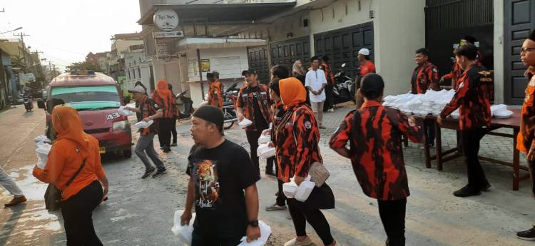 PAC Medan Denai, Laksanakan Roadshow Bagi-bagi Takjil Di Ranting Tegal Sari Mandala II