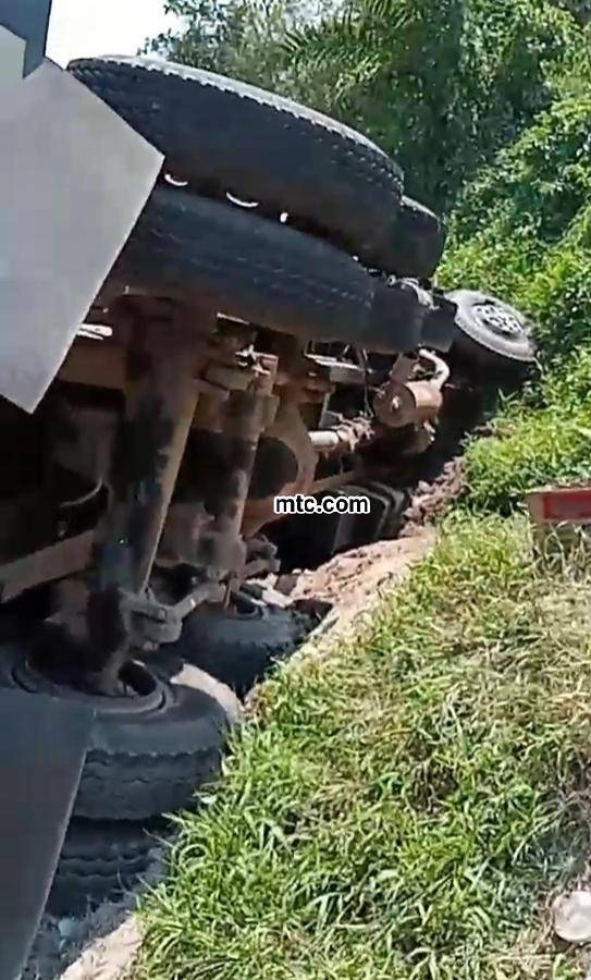 Kecelakaan Lalu Lintas Beruntun Di Jalinsum Asahan , Mobil Xenia Digencet Tronton