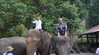 Satgas Pamtas Mobile Yonif 323 KOSTRAD, Bakar Batu Bersama Warga Teogi