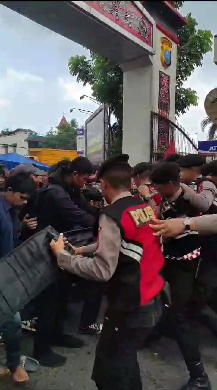 Unjuk Rasa Tuntut Bebaskan Tokoh Adat di Mapoldasu Ricuh