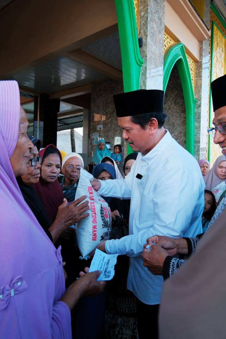 Prof.Rida Bersama Rembuk Berikan Bantuan Kepada Masyarakat Adat KMBD