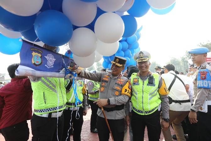 Polda Sumut Terbangkan Balon Berhadiah Sapi Bagi Warga