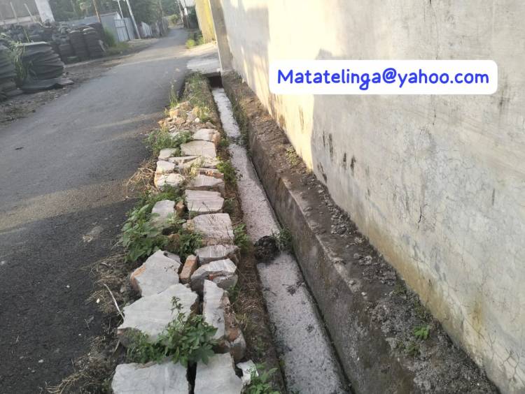 Limbah dari Saluran Gudang Jalan Tanah Seratai  Berbau, Aromanya Bikin Mual