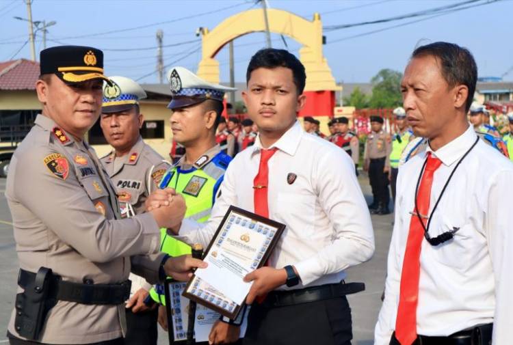 Kapolres Belawan Beri Penghargaan untuk Personil