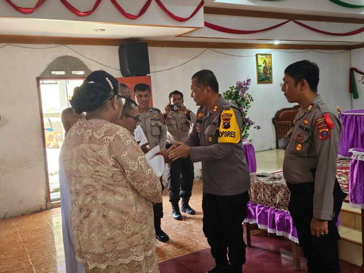 Minggu Kasih Kapolres Labusel Kunjungi Gereja HKBP Pekan Tolan