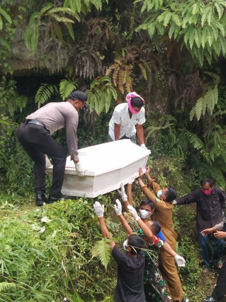 Polres Simalungun Bantu Evakuasi Temuan Mayat