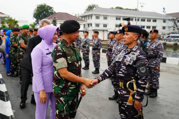 Usai Emban Misi Kemanusiaan, KRI dr. Radjiman Wedyodiningrat-992 Tiba Di Tanah Air