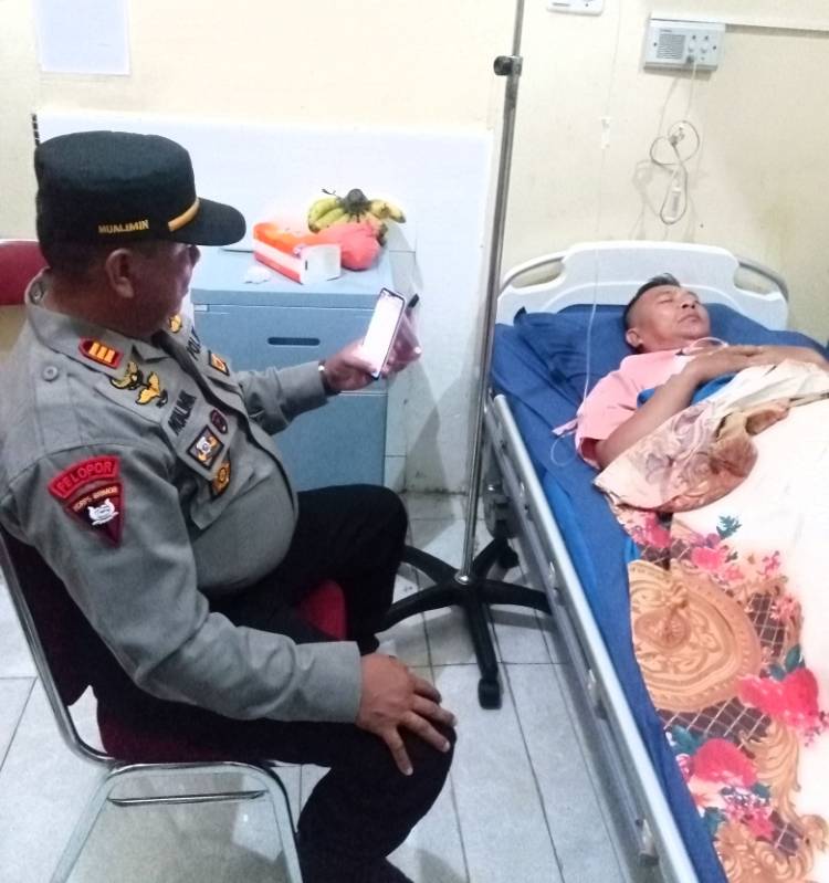 Kapolsek Hamparan Perak AKP Mualimin Jenguk Anggota yang Sakit Dirawat di RS Bhayangkara