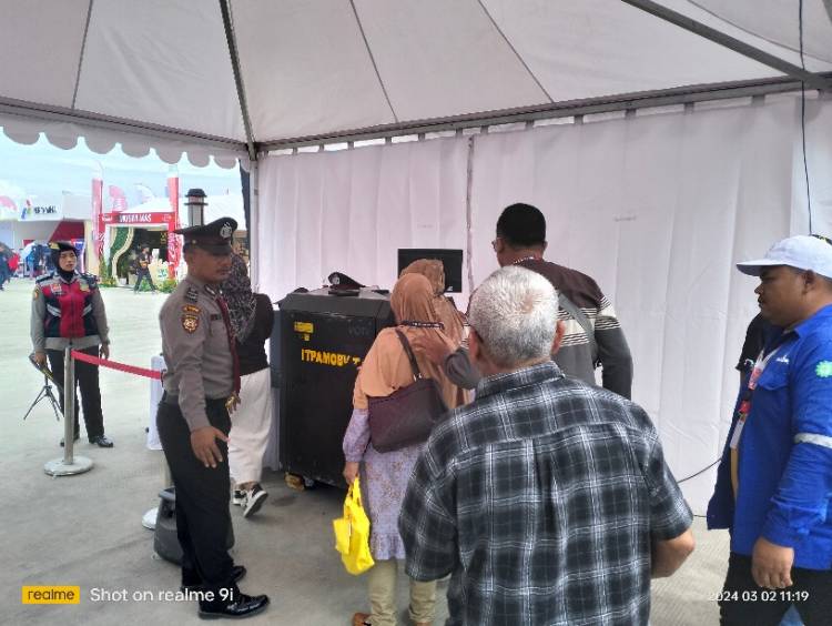 Pengunjung Harus Melewati Pemeriksaan di Pintu Masuk Venue Bontean