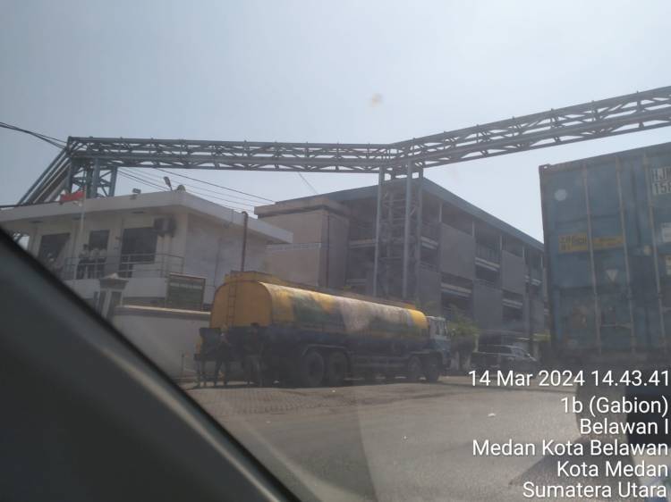 Pipa Besi Diatas Badan Jalan Raya Pelabuhan Belawan Milik PAG Mulai Jadi Sorotan.