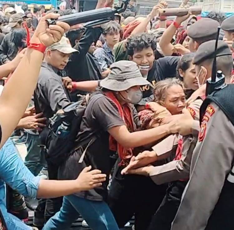Satu Pendemo di Mapolda Sumut Diamankan Massa Blokir Jalan SM Raja