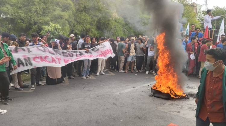Aksi Bakar Ban, Mahasiswa Cipayung Plus Minta Kapolrestabes Dicopot