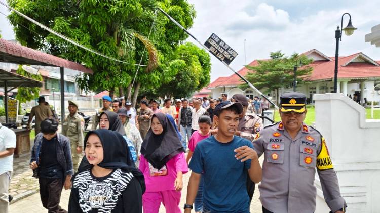 Puluhan Massa Duduki Rumah Dinas Walikota Tanjung balai, Desak Pencopotan Dirut RSUD
