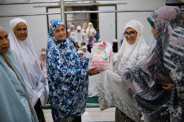 Pemko Siantar Sholat Tarawih di Masjid Nurul Iman Jalan Rangkuta Sembiring Siantar Martoba