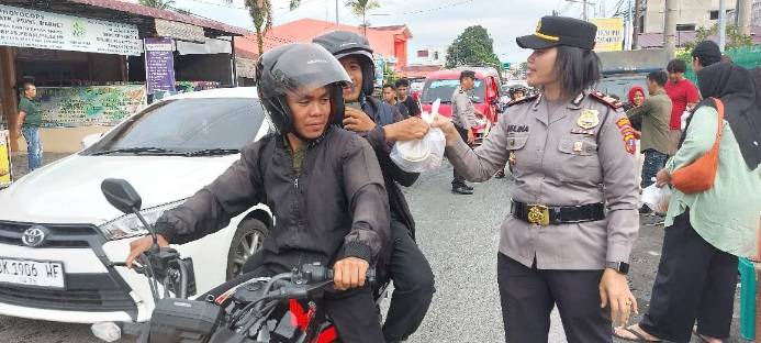 Kapolsek Siantar Marihat Berbagi Takzil Gratis Kepada Masyarakat dan Pengendara