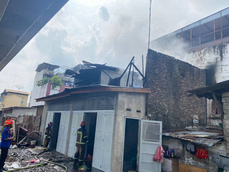 2 Rumah Permanen Terbakar di AR Hakim
