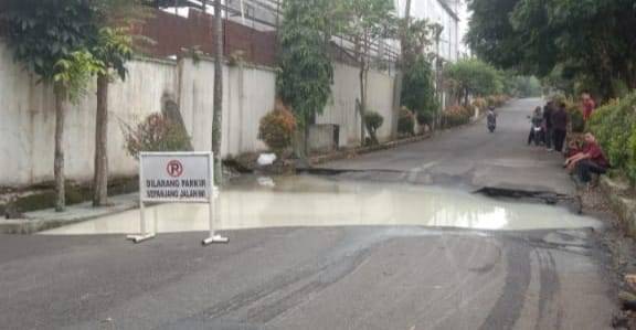 Badan Jalan SMKN 2 Siantar Ambruk, Akibat Saluran Limbah PT Indorasaprima Pecah