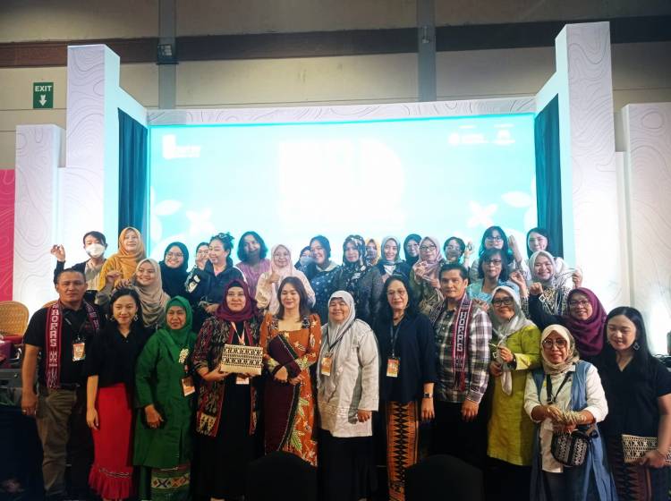 Mantap... , Workshop Anyaman Dekranasda Sumut di Inacraft 2024 Diikuti WN Jepang