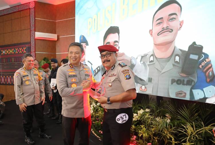 Polisi Berkumis Polda Sumut Tampil Humanis, Kompol Heri Sofyan Juara kontes Polisi Berkumis