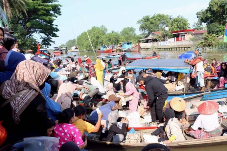 Polres Tanjung Balai Hadirkan 'Pasar Murah Terapung'untuk Bantu Masyarakat