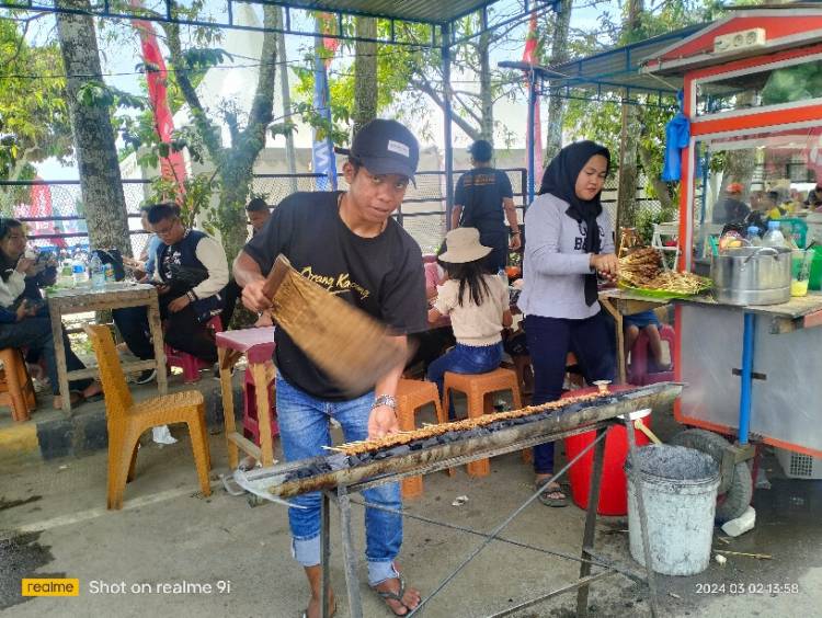 Penjual Sate Madura Dulang Untung