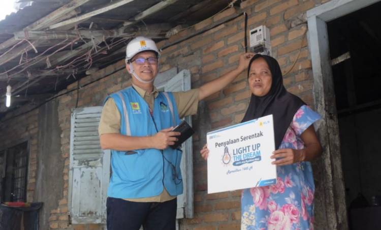 Penyalaan Listrik Serentak 244 Masyarakat Kurang Mampu Melalui Program Light Up The Dream
