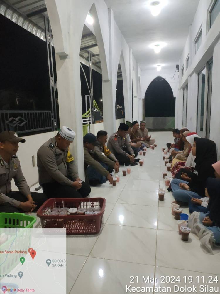 Kapolsek Dolok Silau Bagi Takjil dan Bukber dengan Remaja Masjid Jamik Saran Padang