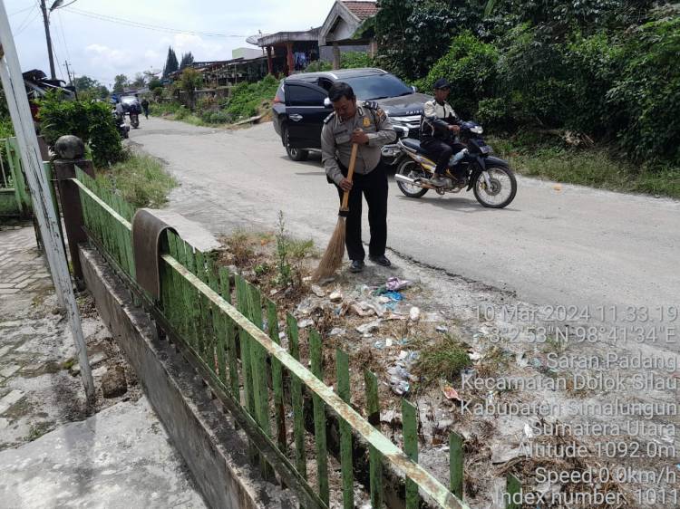 Kapolsek dan Babinsa Dolok Silau Gelar Bakti Sosial Gotong Royong di Masjid JAMIQ