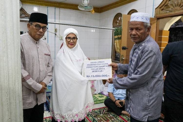 Bulan Suci Ramadhan, dr Susanti Santuni Anak Yatim dan Kaum Duafa di Masjid Darul Azhar Kelurahan Asuhan