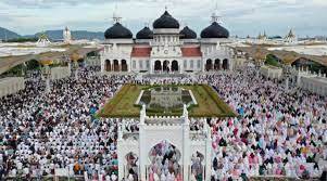 Masjid Raya Baiturrahman di Padati Ribuan Warga Laksanakan Shalat Tarawih