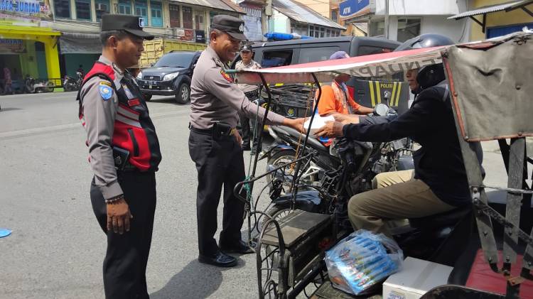 Jumat Berkah  Polres Labusel Salurkan Bansos ke Penarik Betor