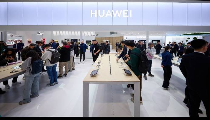 Huawei Membuka Babak Baru dan Pamerkan Rangkaian Produk Fashion-forward Kelas Atas di MWC 2024