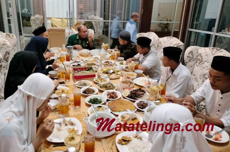 Di sela-sela Kesibukan seharian, Pj.Bupati Langkat berbuka Puasa dengan Anak-anak yatim piatu