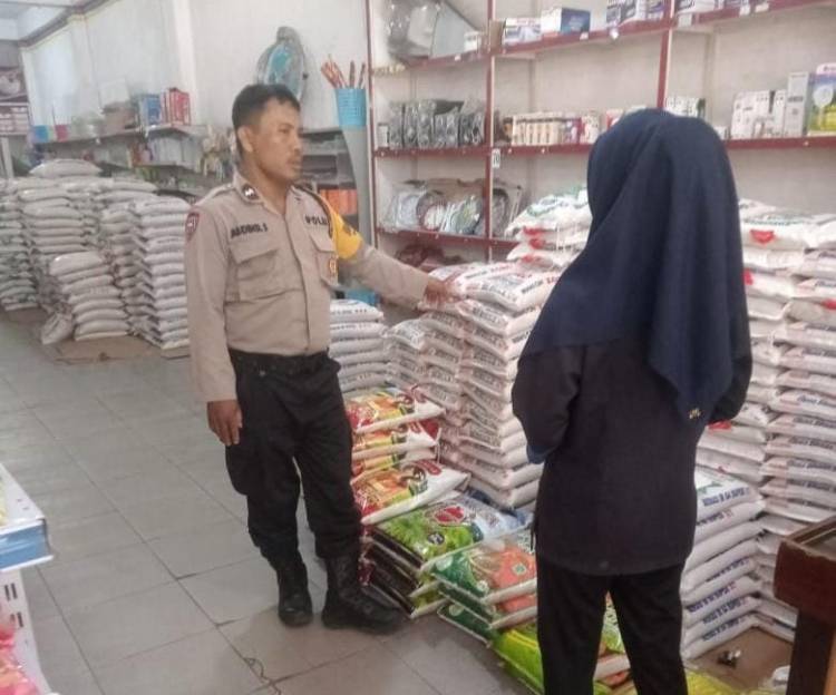 Patroli Bhabinkamtibmas Polsek Perdagangan Pastikan Stok dan Harga Sembako Stabil