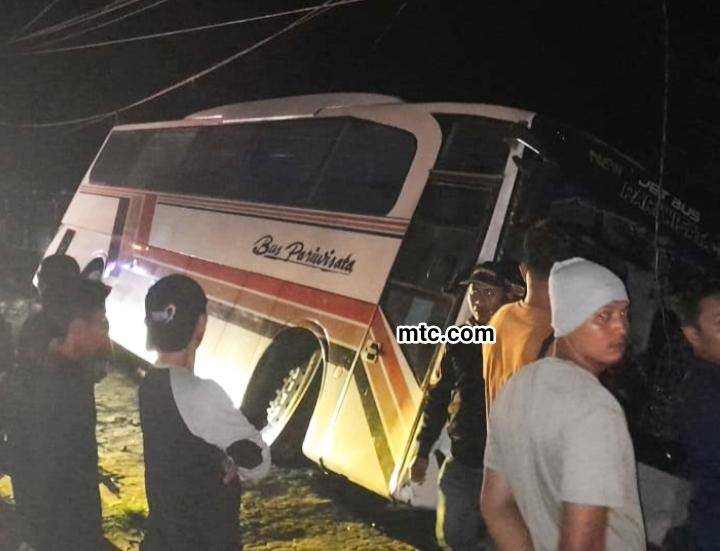 Elakkan Truck, Bus Pariwisata Masuk Parit Dan Tabrak Tembok Pagar Makodim