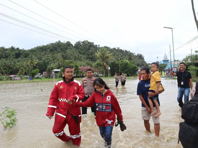 Banjir di Nias Selatan, Polisi Bantu dan Evakuasi Warga dengan Sigap